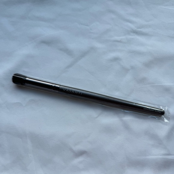 Vasanti Concealer Buffer Brush - Picture 3 of 3
